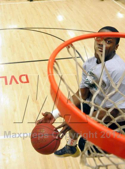 Thumbnail 3 in Slam Dunk Contest (MaxPreps Holiday Classic) photogallery.