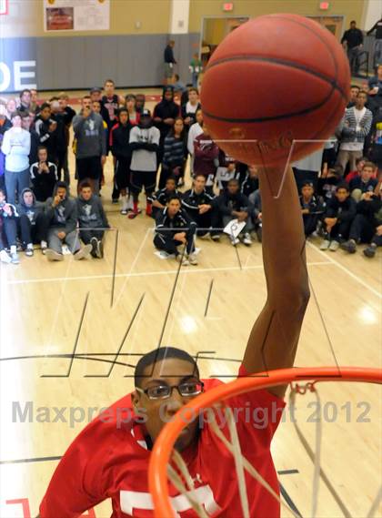 Thumbnail 1 in Slam Dunk Contest (MaxPreps Holiday Classic) photogallery.