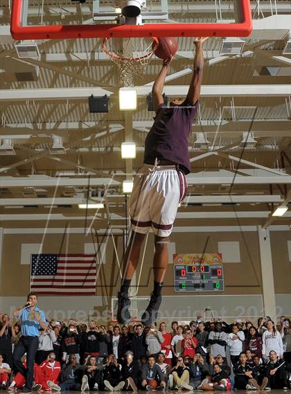 Thumbnail 2 in Slam Dunk Contest (MaxPreps Holiday Classic) photogallery.