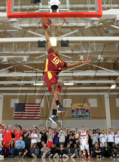 Thumbnail 1 in Slam Dunk Contest (MaxPreps Holiday Classic) photogallery.