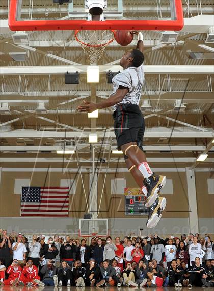 Thumbnail 3 in Slam Dunk Contest (MaxPreps Holiday Classic) photogallery.