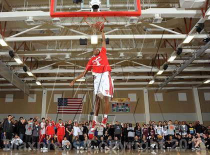 Thumbnail 2 in Slam Dunk Contest (MaxPreps Holiday Classic) photogallery.