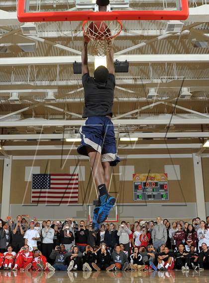 Thumbnail 2 in Slam Dunk Contest (MaxPreps Holiday Classic) photogallery.