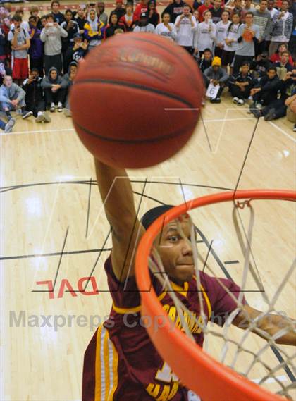 Thumbnail 2 in Slam Dunk Contest (MaxPreps Holiday Classic) photogallery.
