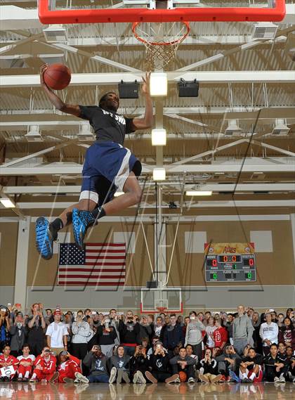 Thumbnail 3 in Slam Dunk Contest (MaxPreps Holiday Classic) photogallery.