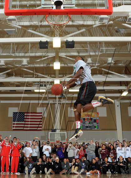 Thumbnail 1 in Slam Dunk Contest (MaxPreps Holiday Classic) photogallery.