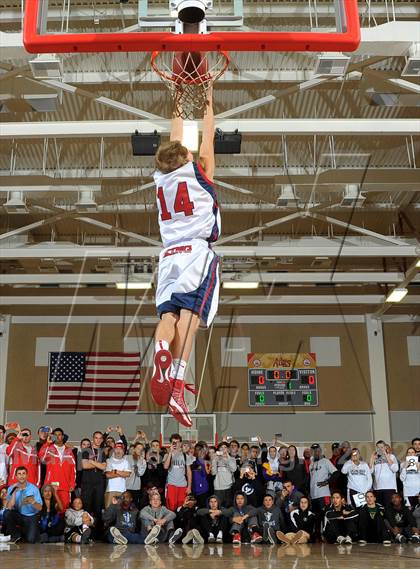 Thumbnail 2 in Slam Dunk Contest (MaxPreps Holiday Classic) photogallery.