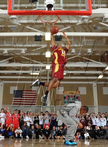Thumbnail 1 in Slam Dunk Contest (MaxPreps Holiday Classic) photogallery.