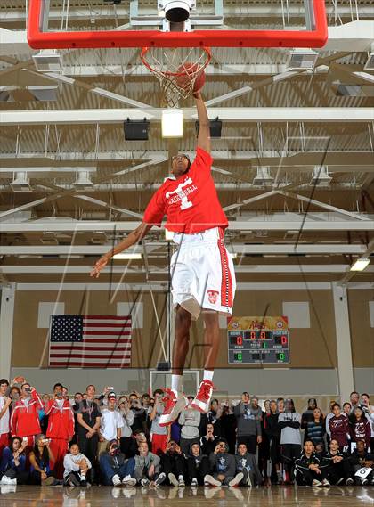 Thumbnail 1 in Slam Dunk Contest (MaxPreps Holiday Classic) photogallery.
