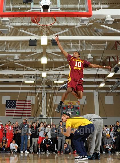 Thumbnail 1 in Slam Dunk Contest (MaxPreps Holiday Classic) photogallery.