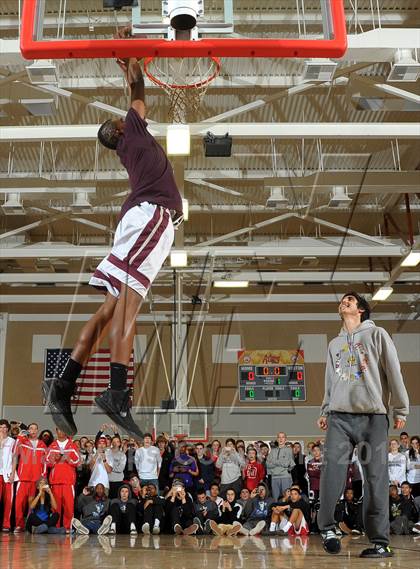 Thumbnail 2 in Slam Dunk Contest (MaxPreps Holiday Classic) photogallery.