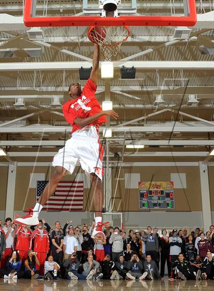 Thumbnail 2 in Slam Dunk Contest (MaxPreps Holiday Classic) photogallery.