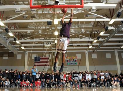 Thumbnail 3 in Slam Dunk Contest (MaxPreps Holiday Classic) photogallery.