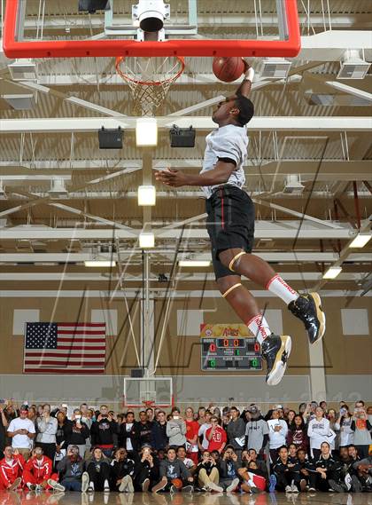 Thumbnail 2 in Slam Dunk Contest (MaxPreps Holiday Classic) photogallery.