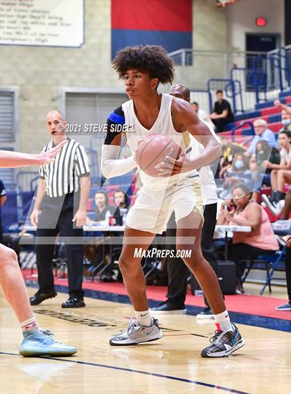 Thumbnail 2 in Mater Dei Catholic vs. La Costa Canyon (CIF San Diego Section D1 Semifinal) photogallery.