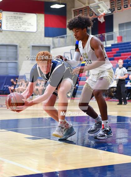 Thumbnail 2 in Mater Dei Catholic vs. La Costa Canyon (CIF San Diego Section D1 Semifinal) photogallery.