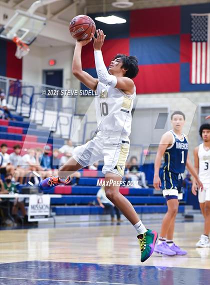 Thumbnail 3 in Mater Dei Catholic vs. La Costa Canyon (CIF San Diego Section D1 Semifinal) photogallery.
