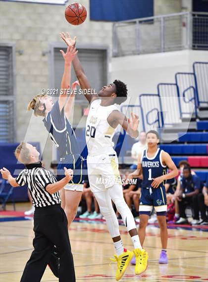 Thumbnail 2 in Mater Dei Catholic vs. La Costa Canyon (CIF San Diego Section D1 Semifinal) photogallery.