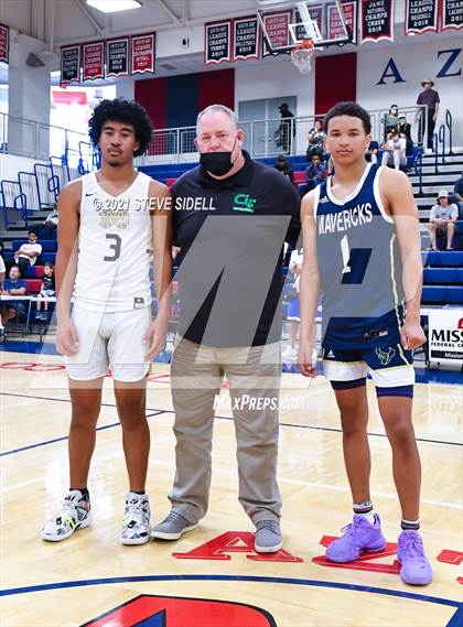 Thumbnail 3 in Mater Dei Catholic vs. La Costa Canyon (CIF San Diego Section D1 Semifinal) photogallery.