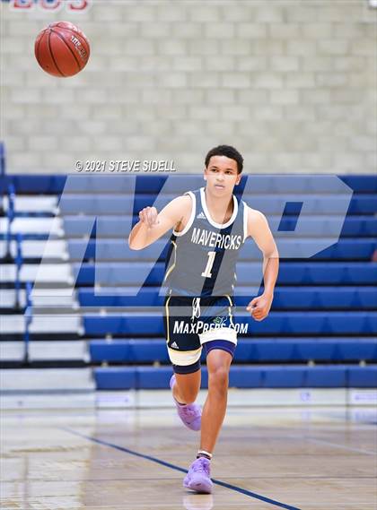 Thumbnail 2 in Mater Dei Catholic vs. La Costa Canyon (CIF San Diego Section D1 Semifinal) photogallery.