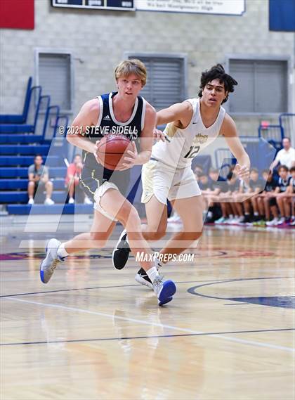 Thumbnail 2 in Mater Dei Catholic vs. La Costa Canyon (CIF San Diego Section D1 Semifinal) photogallery.