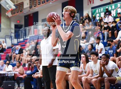 Thumbnail 2 in Mater Dei Catholic vs. La Costa Canyon (CIF San Diego Section D1 Semifinal) photogallery.