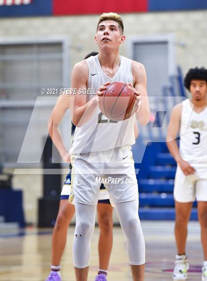 Thumbnail 3 in Mater Dei Catholic vs. La Costa Canyon (CIF San Diego Section D1 Semifinal) photogallery.