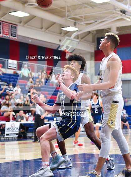 Thumbnail 1 in Mater Dei Catholic vs. La Costa Canyon (CIF San Diego Section D1 Semifinal) photogallery.