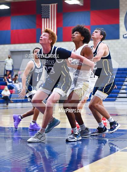 Thumbnail 3 in Mater Dei Catholic vs. La Costa Canyon (CIF San Diego Section D1 Semifinal) photogallery.