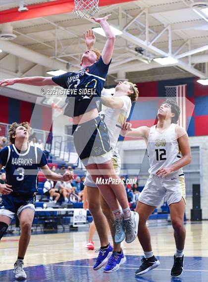 Thumbnail 3 in Mater Dei Catholic vs. La Costa Canyon (CIF San Diego Section D1 Semifinal) photogallery.