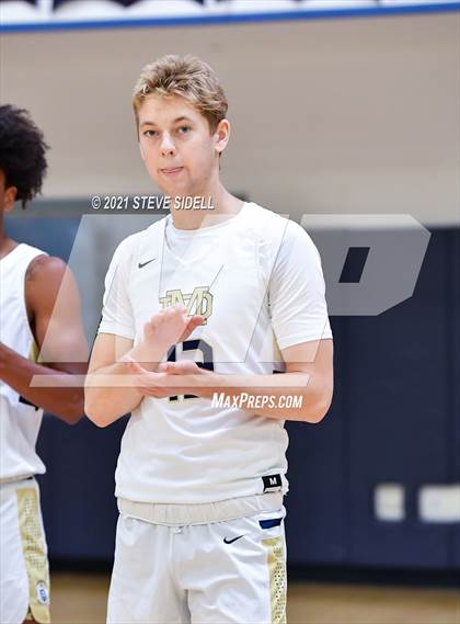 Thumbnail 2 in Mater Dei Catholic vs. La Costa Canyon (CIF San Diego Section D1 Semifinal) photogallery.