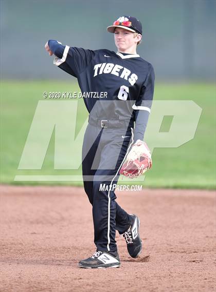 Thumbnail 2 in Whitewright vs Mt. Vernon (Blue Ridge Tournament) photogallery.