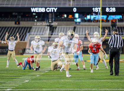 Thumbnail 3 in Holt vs. Webb City - MSHSAA Class 5 Show-Me Bowl photogallery.