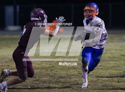 Thumbnail 2 in Baker vs. Vernon (FHSAA 1A Regional Final) photogallery.