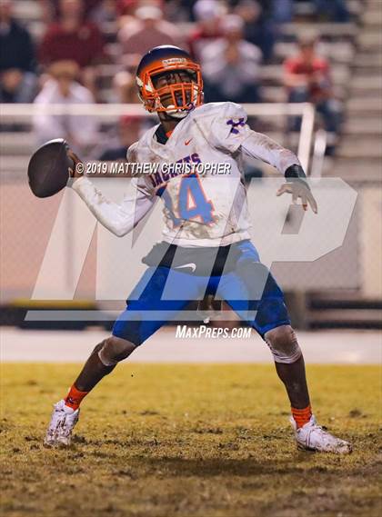 Thumbnail 2 in Baker vs. Vernon (FHSAA 1A Regional Final) photogallery.