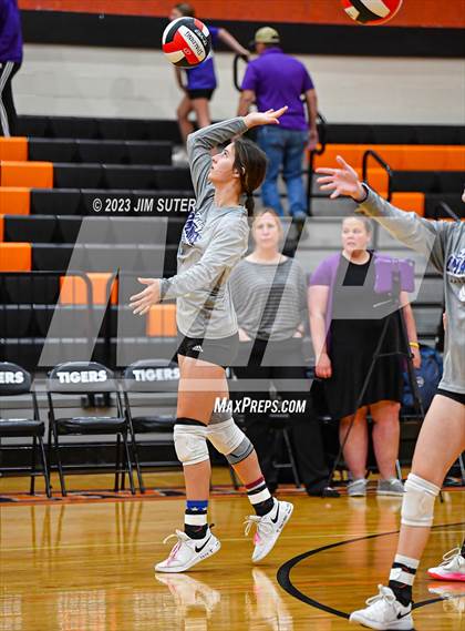 Thumbnail 3 in Shiner vs Thrall (UIL 2A Region IV Area Playoff) photogallery.