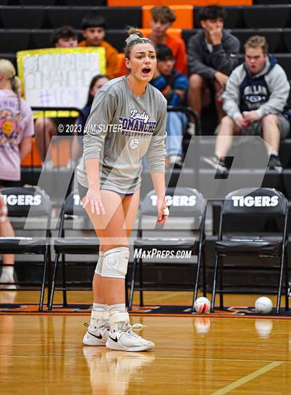 Thumbnail 3 in Shiner vs Thrall (UIL 2A Region IV Area Playoff) photogallery.