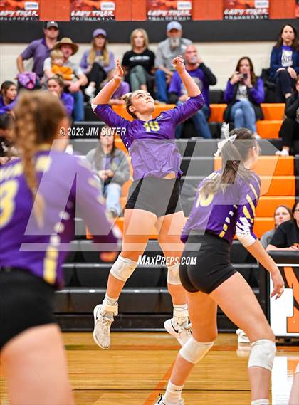 Thumbnail 2 in Shiner vs Thrall (UIL 2A Region IV Area Playoff) photogallery.