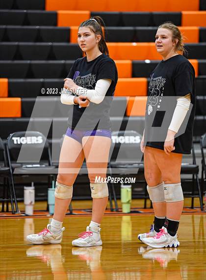 Thumbnail 3 in Shiner vs Thrall (UIL 2A Region IV Area Playoff) photogallery.