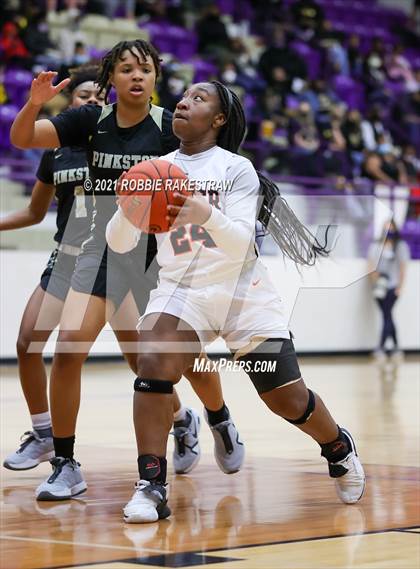 Thumbnail 2 in Gilmer vs. Pinkston (UIL 4A Regional Finals) photogallery.