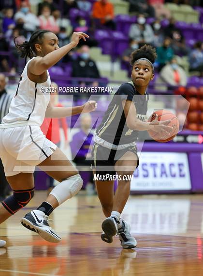 Thumbnail 2 in Gilmer vs. Pinkston (UIL 4A Regional Finals) photogallery.