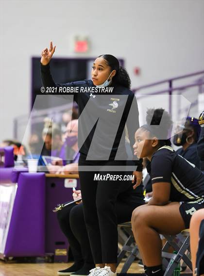 Thumbnail 2 in Gilmer vs. Pinkston (UIL 4A Regional Finals) photogallery.