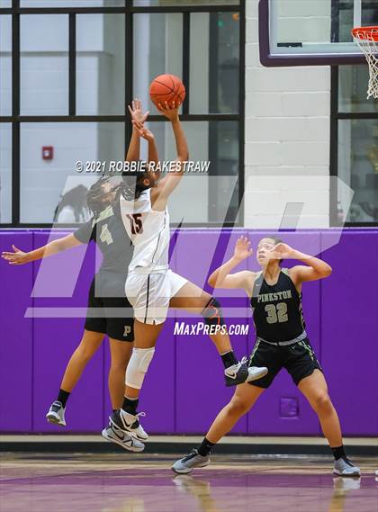 Thumbnail 2 in Gilmer vs. Pinkston (UIL 4A Regional Finals) photogallery.