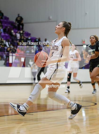 Thumbnail 2 in Gilmer vs. Pinkston (UIL 4A Regional Finals) photogallery.