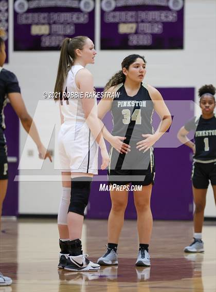Thumbnail 2 in Gilmer vs. Pinkston (UIL 4A Regional Finals) photogallery.