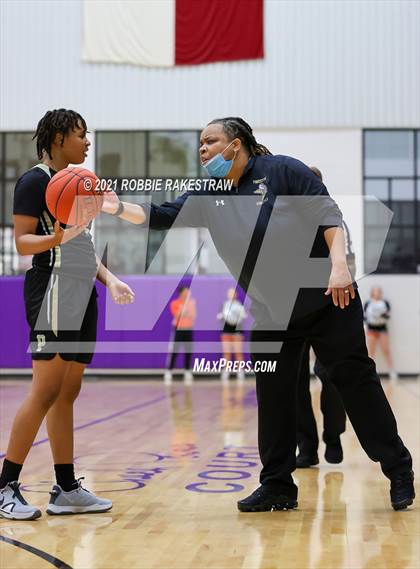 Thumbnail 1 in Gilmer vs. Pinkston (UIL 4A Regional Finals) photogallery.