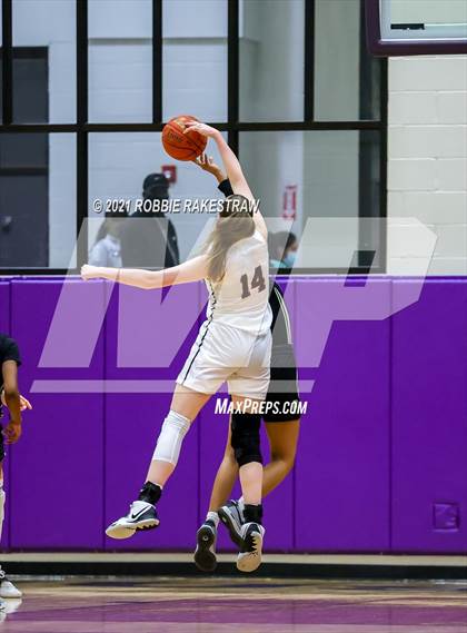 Thumbnail 1 in Gilmer vs. Pinkston (UIL 4A Regional Finals) photogallery.