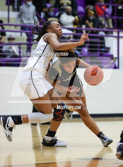 Thumbnail 3 in Gilmer vs. Pinkston (UIL 4A Regional Finals) photogallery.