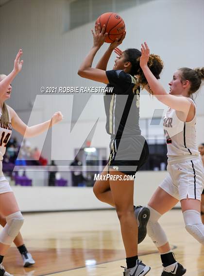 Thumbnail 2 in Gilmer vs. Pinkston (UIL 4A Regional Finals) photogallery.