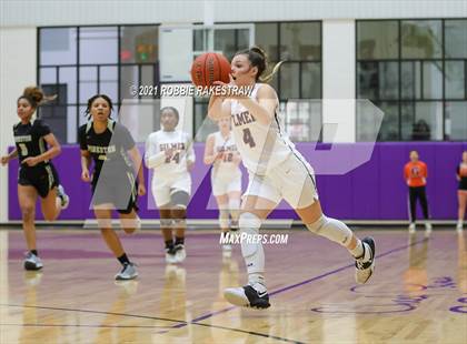 Thumbnail 3 in Gilmer vs. Pinkston (UIL 4A Regional Finals) photogallery.